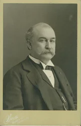 Borstportret van Horatio D. Wood in een pak, vest en strik, naar rechts gedraaid
